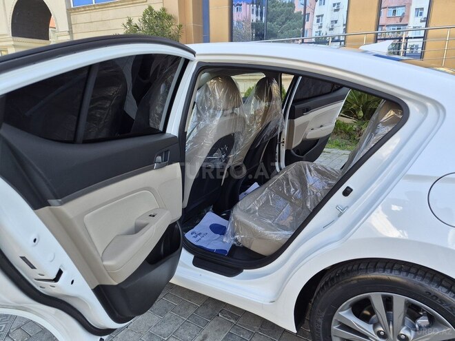 Hyundai Elantra-13