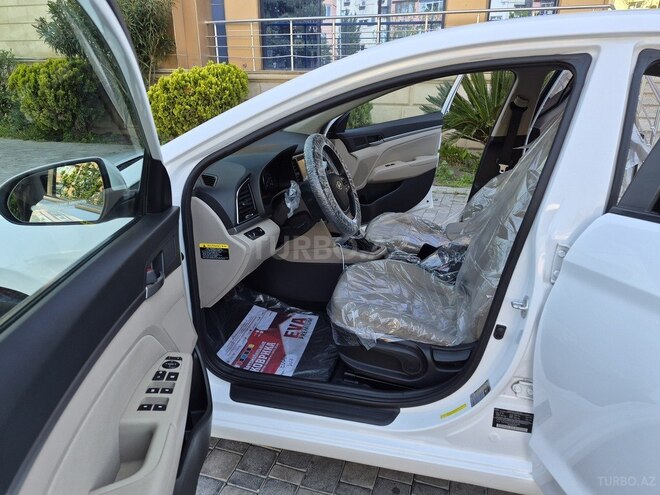 Hyundai Elantra-11