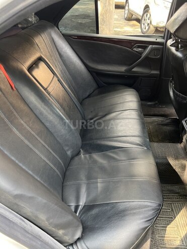 Mercedes E 200-8