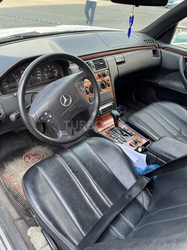 Mercedes E 200-5
