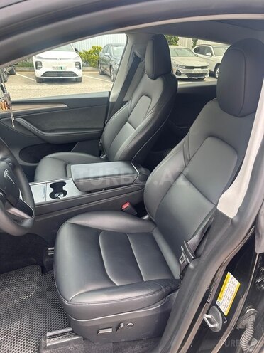 Tesla Model Y-9