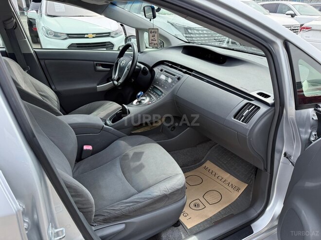 Toyota Prius-12