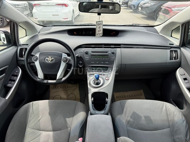 Toyota Prius-8