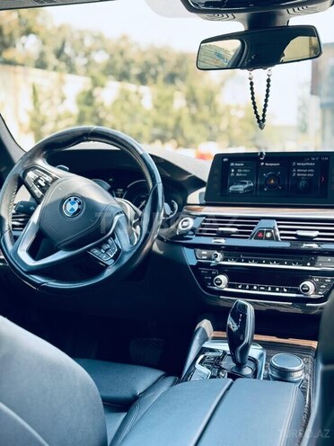 BMW 530e-10