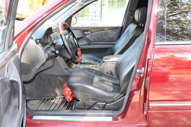 Mercedes E 220-11
