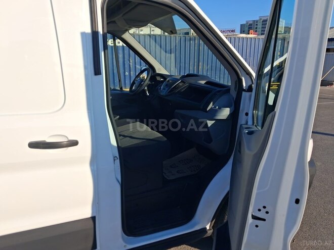 Ford Transit-16
