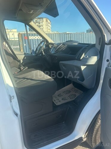 Ford Transit-10