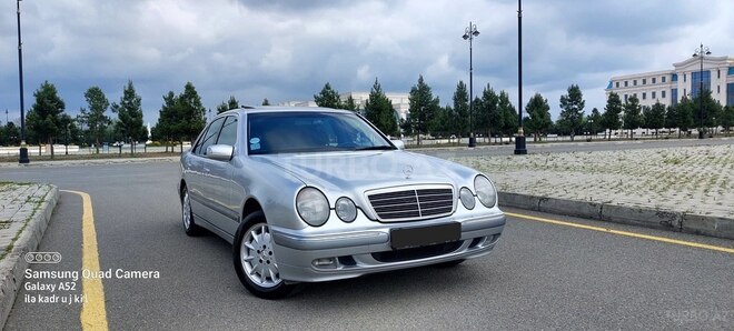 Mercedes E 240-1