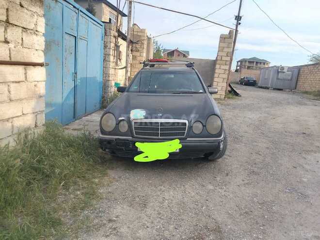 Mercedes E 240-1