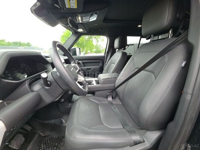 Land Rover Defender-7