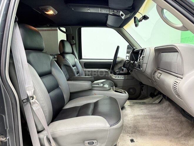 GMC Suburban-10
