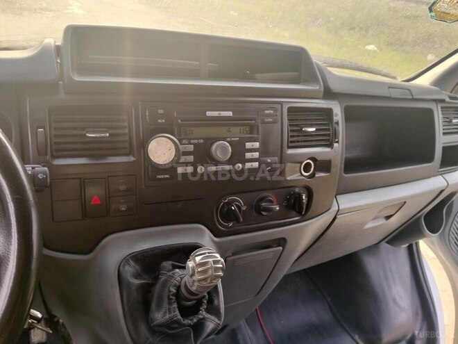 Ford Transit-9