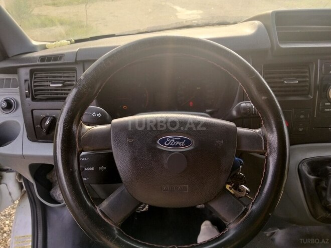 Ford Transit-10