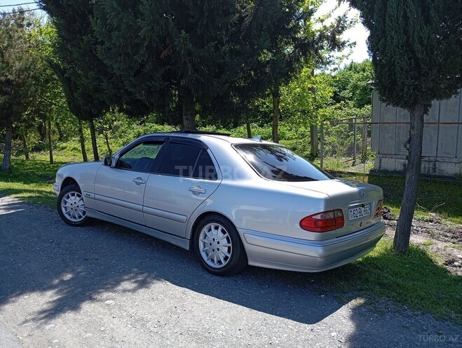 Mercedes E 200-19