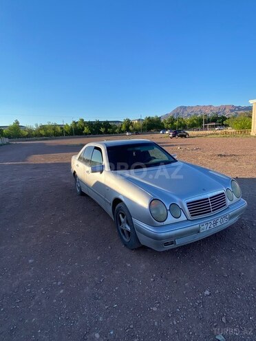 Mercedes E 220-1