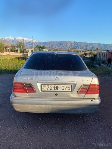 Mercedes E 220-4