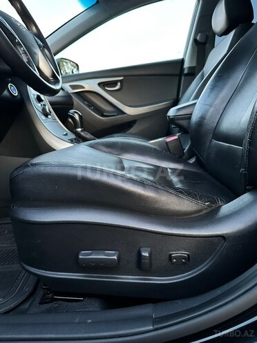 Hyundai Elantra-12