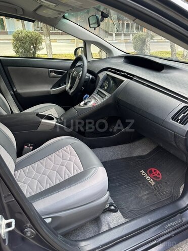 Toyota Prius-10