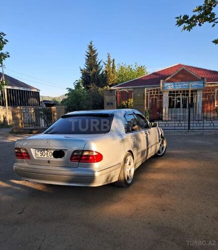 Mercedes E 280-11