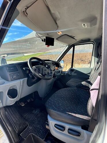 Ford Transit-12