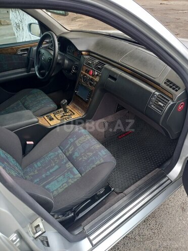 Mercedes E 240-11