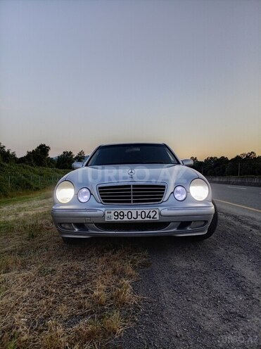 Mercedes E 220-1