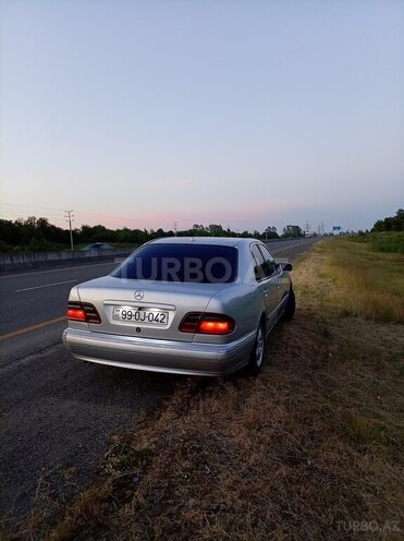 Mercedes E 220-2