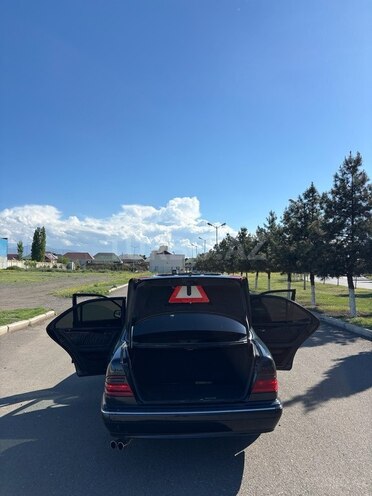 Mercedes E 280-9