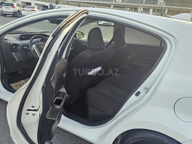 Toyota Aqua-9