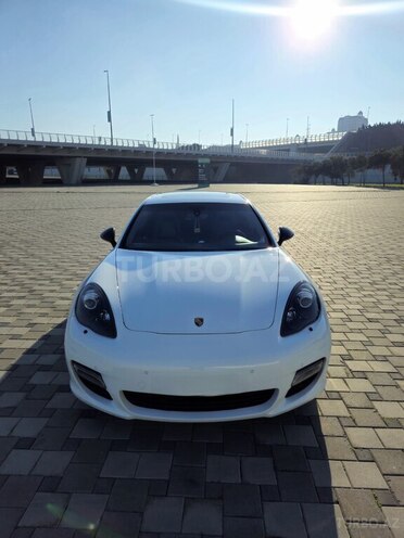 Porsche Panamera 4-11