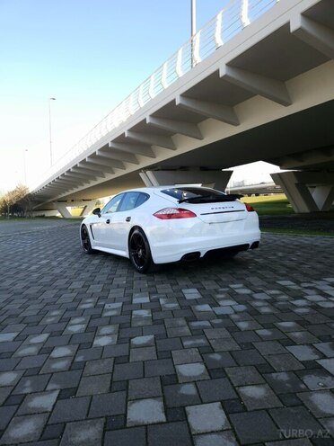 Porsche Panamera 4-13