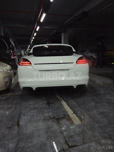 Porsche Panamera 4-8