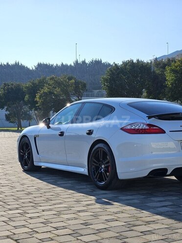 Porsche Panamera 4-10