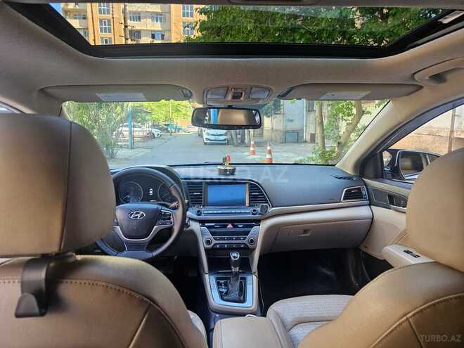 Hyundai Elantra-11