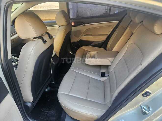 Hyundai Elantra-14