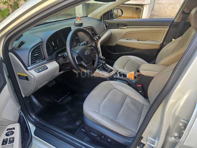 Hyundai Elantra-12