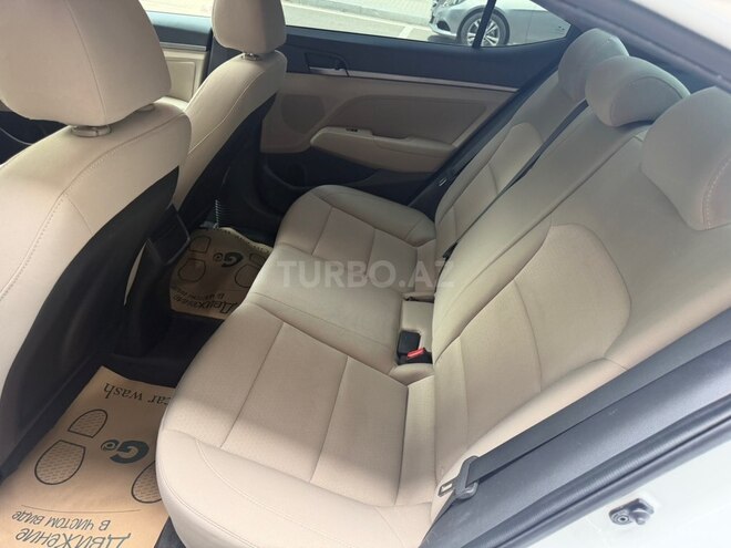 Hyundai Elantra-12