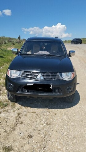 Mitsubishi L200-1