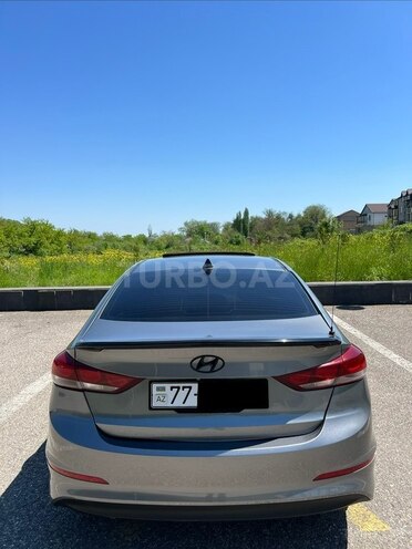 Hyundai Elantra-4