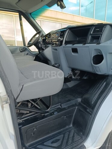 Ford Transit-10