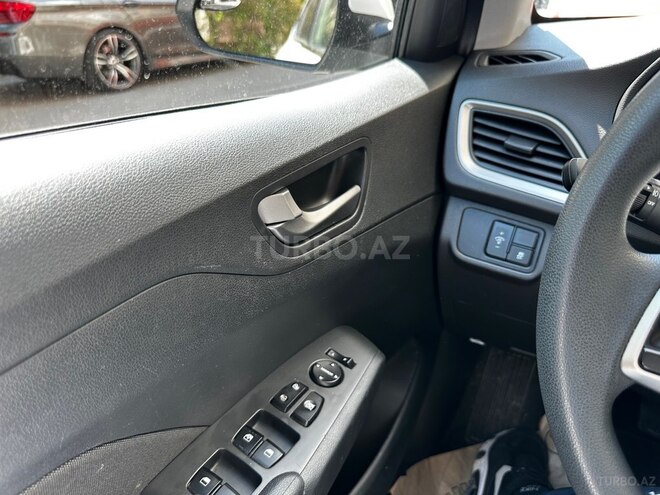Hyundai Accent-7