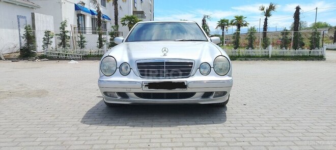 Mercedes E 240-1