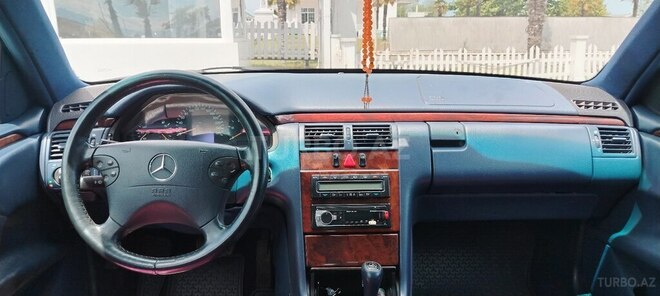 Mercedes E 240-3