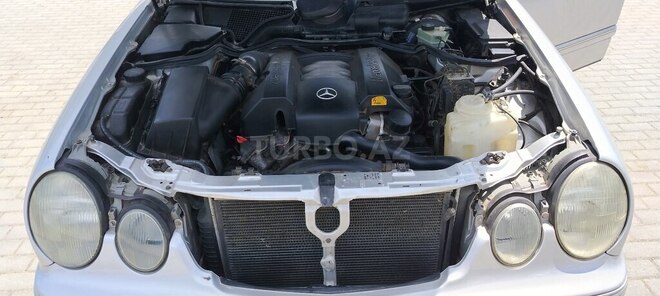 Mercedes E 240-11