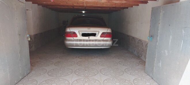 Mercedes E 240-13