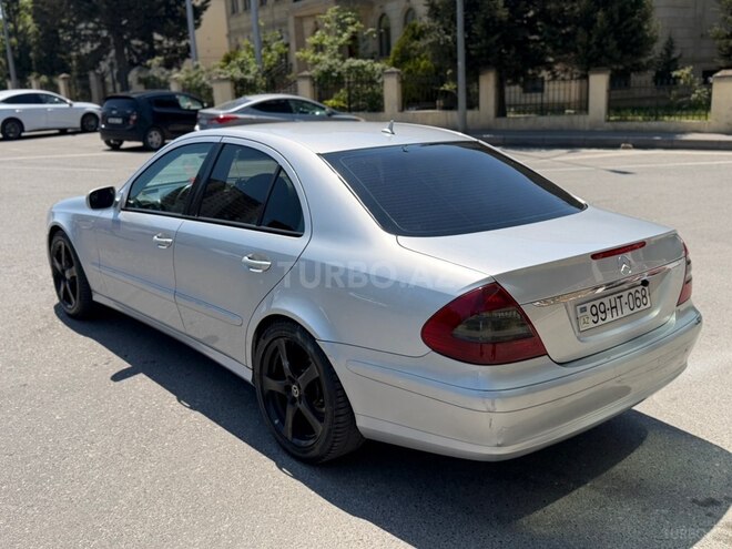 Mercedes E 220-11