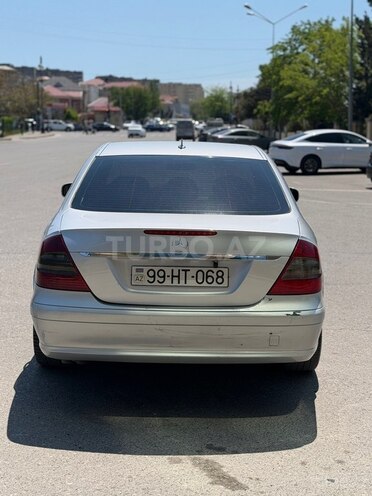 Mercedes E 220-21