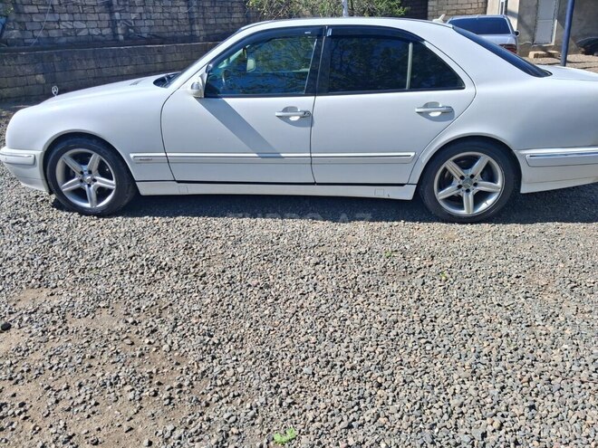 Mercedes E 270-3