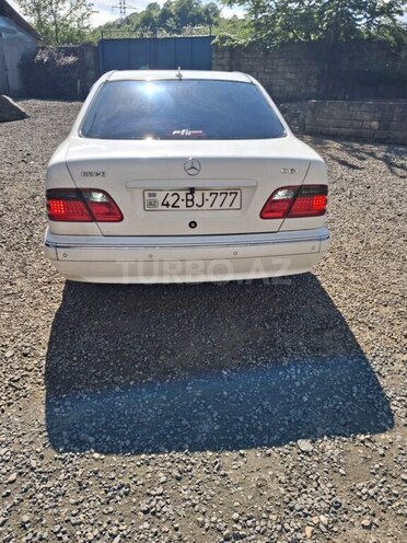 Mercedes E 270-2