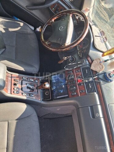Mercedes E 270-6